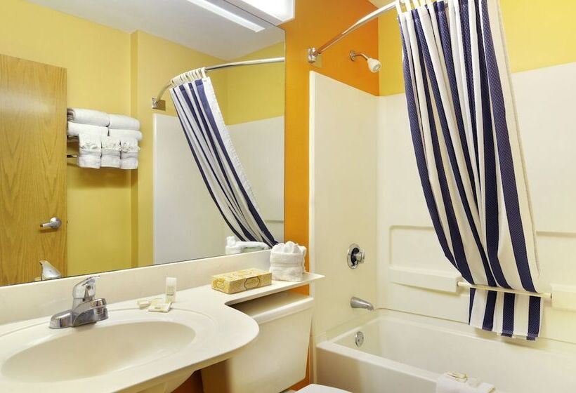 Номер Deluxe, Hometown Inn & Suites Jacksonville Butler Blvd./southpoint
