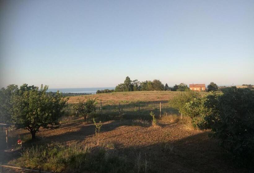 Стандартный внешний трехместный номер с ванной комнатой, Belle Marche
