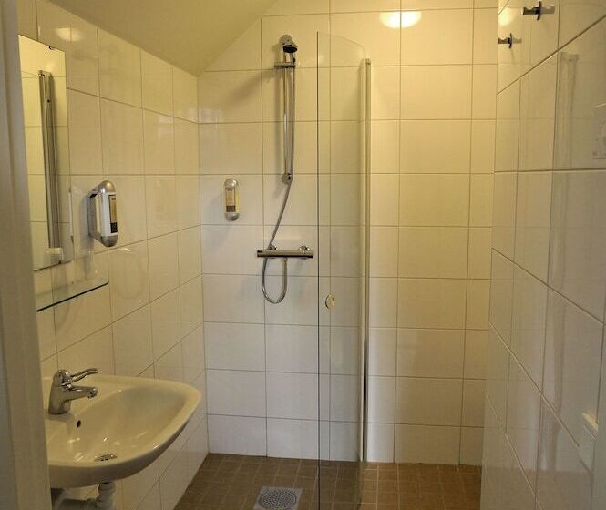 标准三人间, Hedenstugan B&b