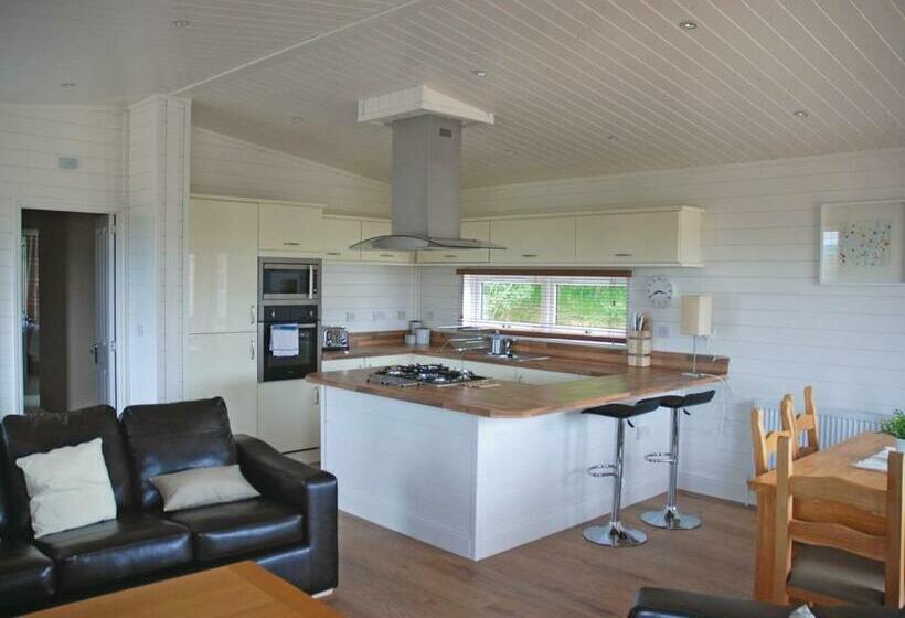 ２ベッドルームハウス, Warren Lodges
