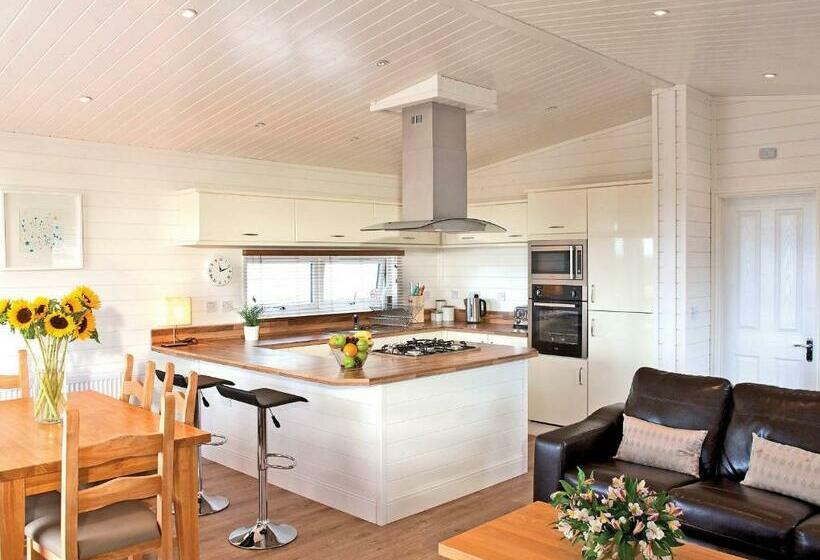 Дом 3 Спальни, Warren Lodges
