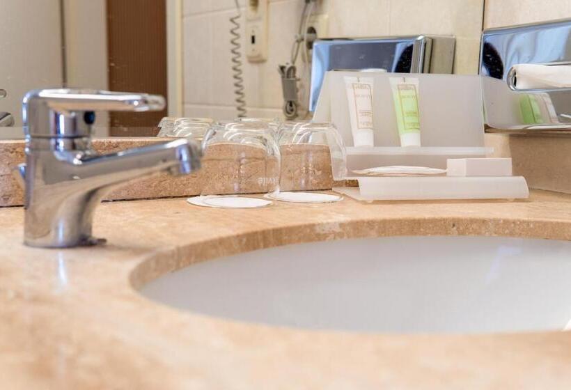 Quarto Estandar, Vilnius Park Plaza Hotel, Restaurant & Terrace, Panorama Bar, Conference & Banquet Center
