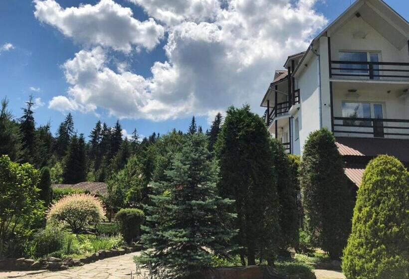 Трехместный Номер Стандарт с Балконом, Smerekovyi Dvir
