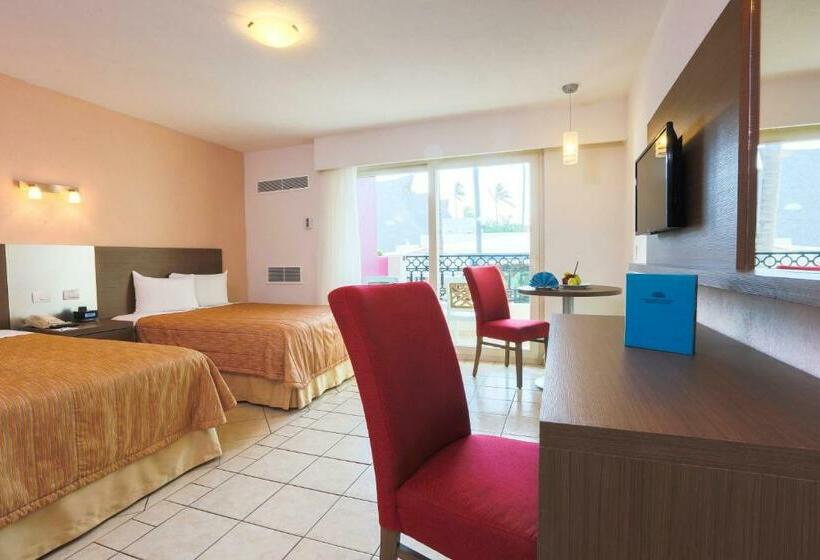 Habitació Triple Estàndard Vista Jardí, Crown Paradise Club All Inclusive