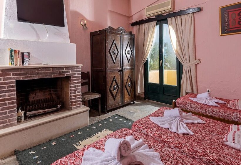 Quarto Triplo Estandar, Arolithos Traditional Village