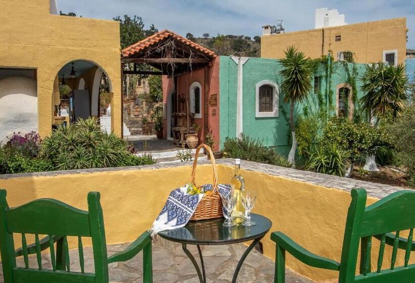 Quarto Estandar Individual, Arolithos Traditional Village