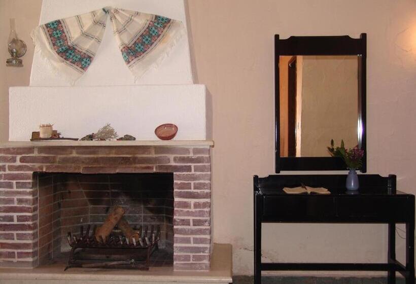 Quarto Estandar, Arolithos Traditional Village