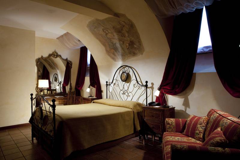 اتاق کلاسیک, Castello Della Castelluccia