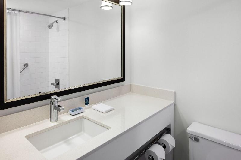 جناح سرير ملكى, Four Points By Sheraton Edmonton South