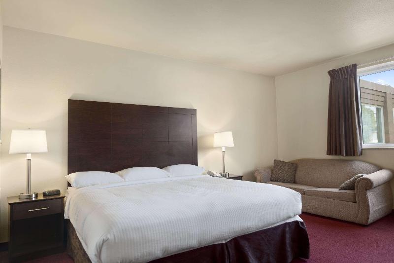 带大床的套房, Super 8 By Wyndham Sarnia On