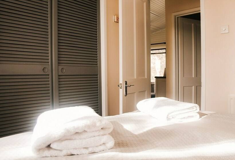 Дом 1 Спальня, Keer Side Lodge, Luxury Lodge With Private Hot Tub At Pine Lake Resort