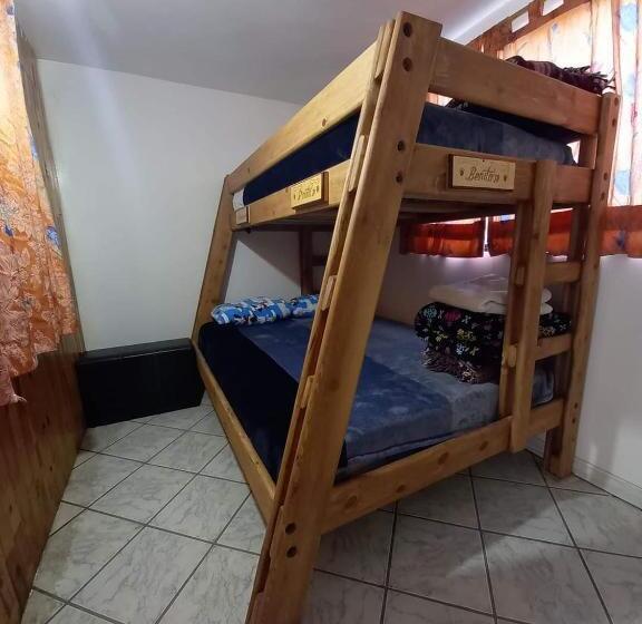 バスルーム共有のトリプルスタンダード, Hostal Pata De Perro