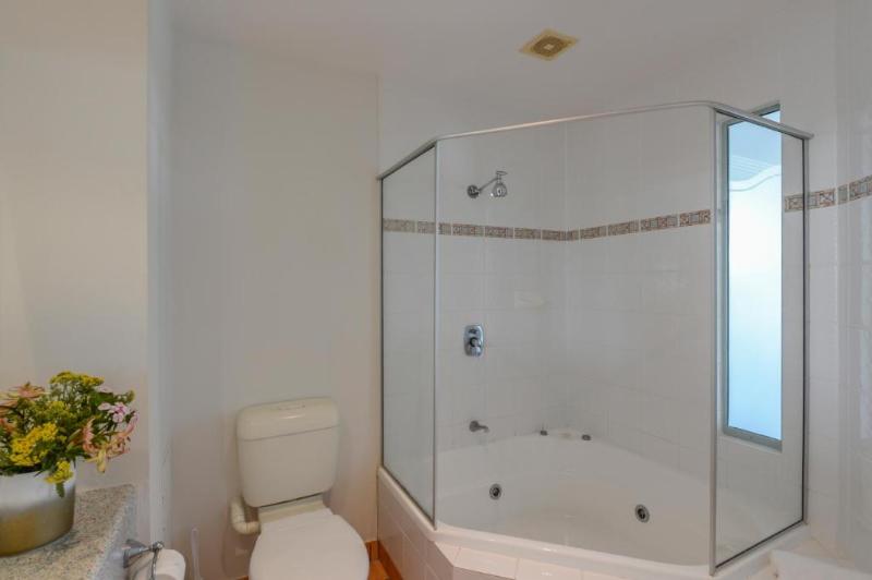 Quarto Estandar Cama King, Burnett Riverside