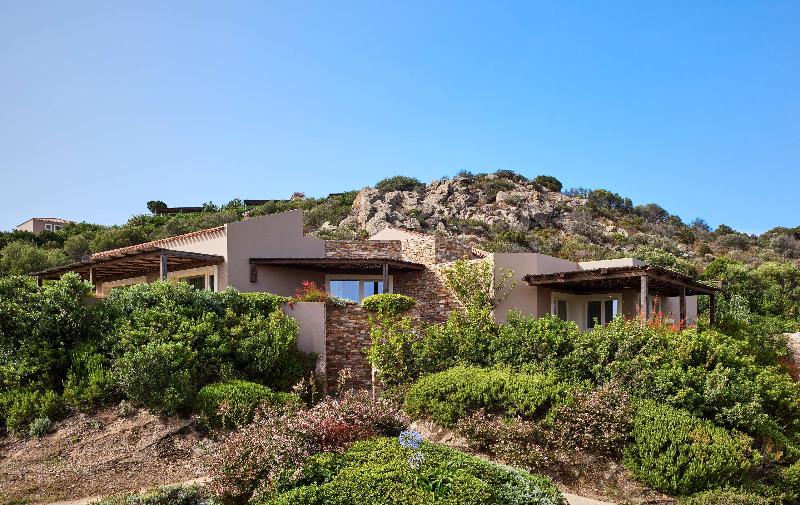 Люкс, Baia Di Chia Resort Sardinia, Curio Collection By Hilton