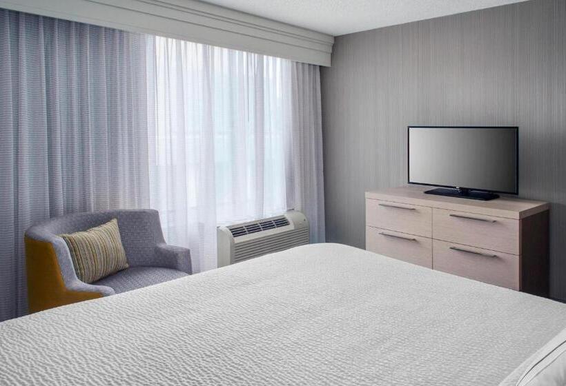 Люкс Кровать Кинг, Courtyard Charlotte City Center