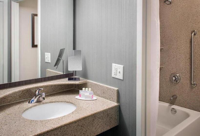Номер Deluxe Кровать Кинг, Courtyard Charlotte City Center