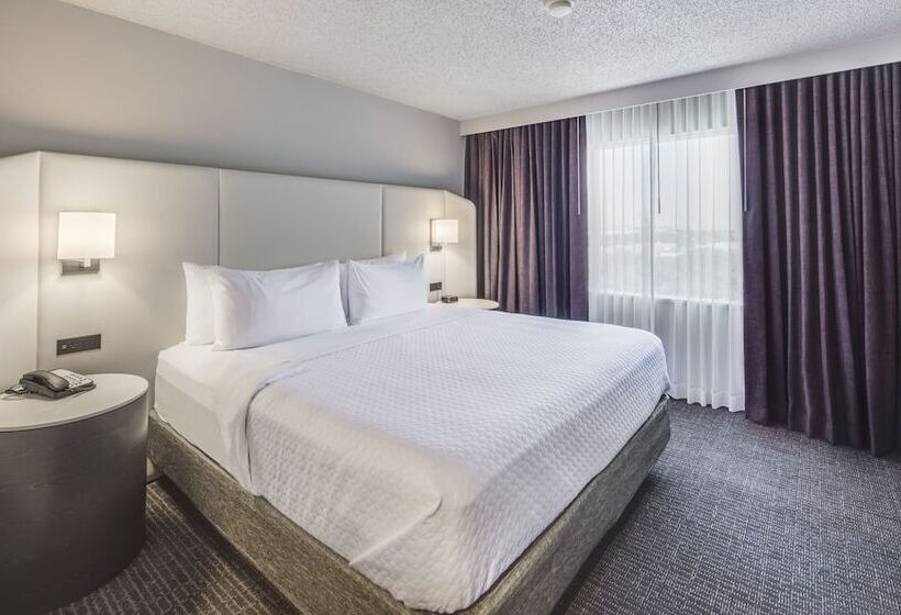 Engelliler için Süit, Crowne Plaza Suites Arlington, An Ihg