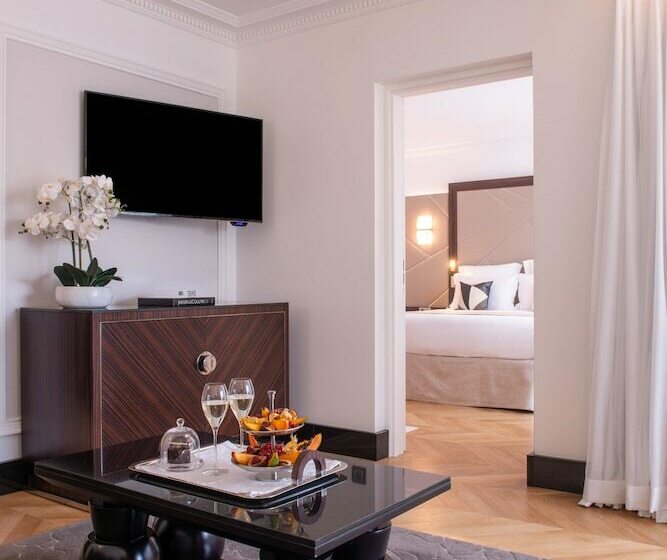 سوئیت کلاسیک, Hotel Du Collectionneur Arc De Triomphe