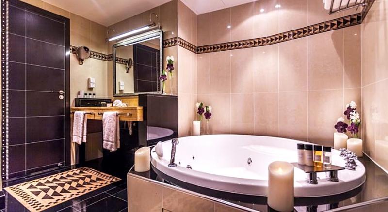 سوییت لوکس, Hotel Du Collectionneur Arc De Triomphe