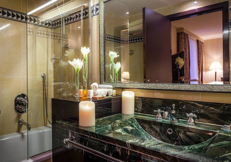 سوئیت کلاسیک, Hotel Du Collectionneur Arc De Triomphe