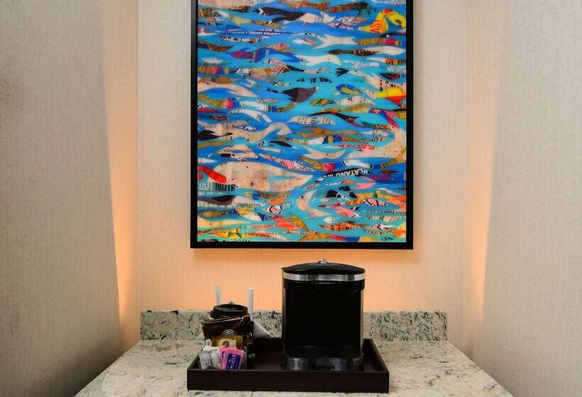 מיטת קינג בסוויטה, Hilton Austin