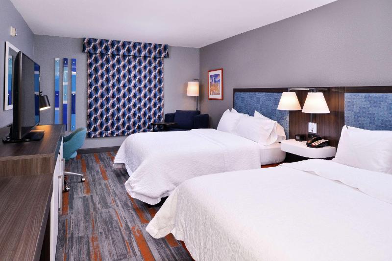 带大床的标准间, Hampton Inn & Suites Legacy Parkfrisco