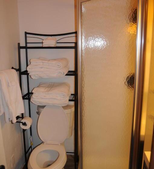 Дом 2 Спальни, Yellowstone Motel   Adults Only   All Rooms Have Kitchens