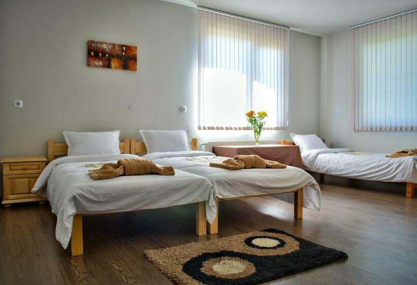 غرفة قياسية ثلاثية مزودة بشرفة, Dariya Guest House