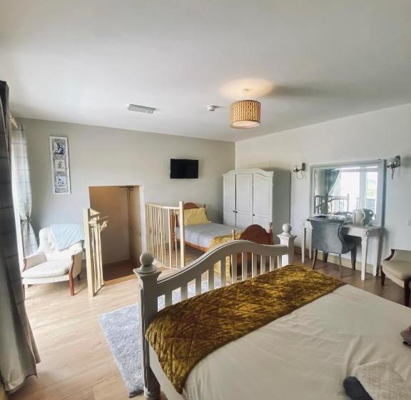 Трехместный Номер Стандарт с Балконом, Dulrush Lodge Guest House, Restaurant And Self Catering