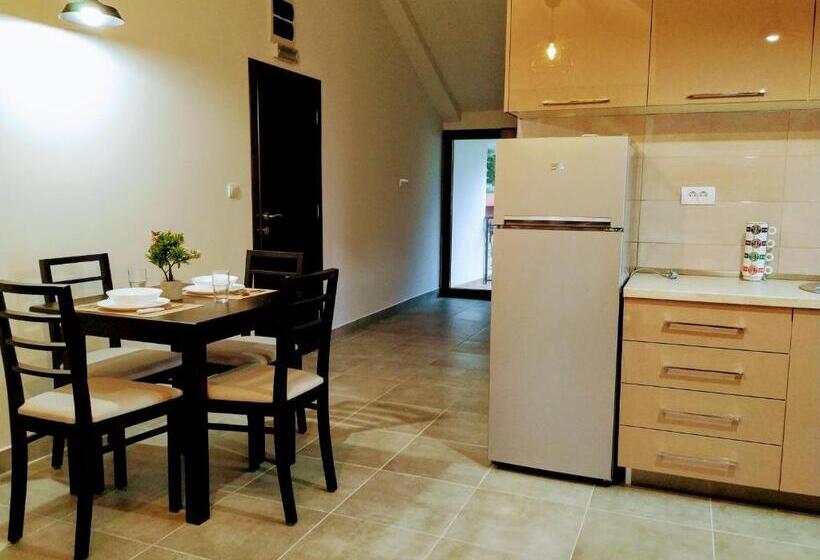 سوئیت با بالکن, Rooms & Apartments Vukasović