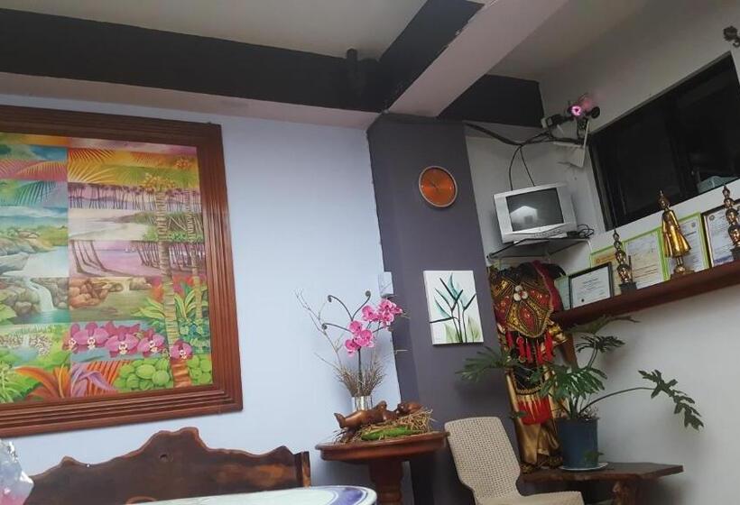 패밀리 룸, Center Parkway Pension House