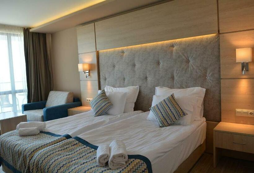Люкс с Балконом, Royal Grand Hotel And Spa   All Inclusive And Free Beach Accsess
