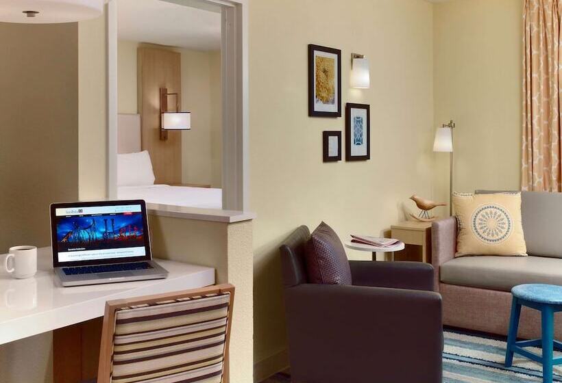 מיטת קינג בסוויטה, Staybridge Suites Burlington   Boston, An Ihg