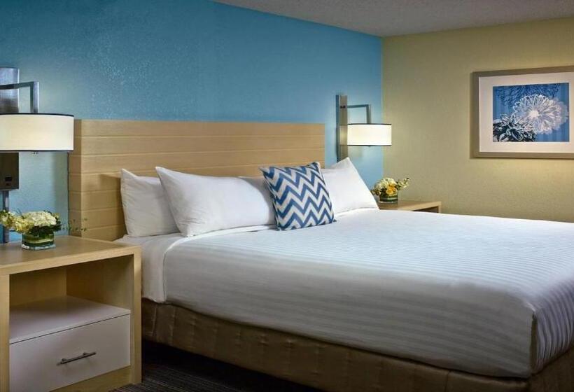 מיטת קינג בסוויטה, Staybridge Suites Burlington   Boston, An Ihg