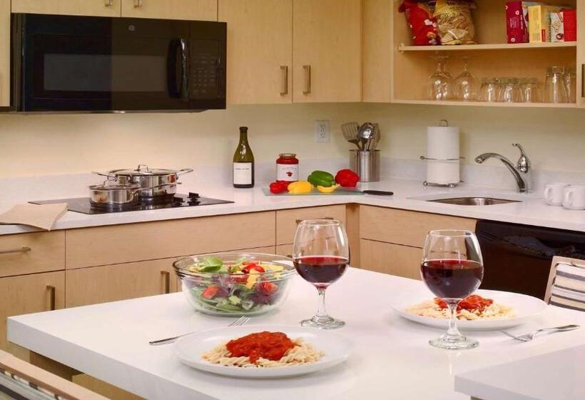 Люкс Кровать Кинг, Staybridge Suites Burlington   Boston, An Ihg
