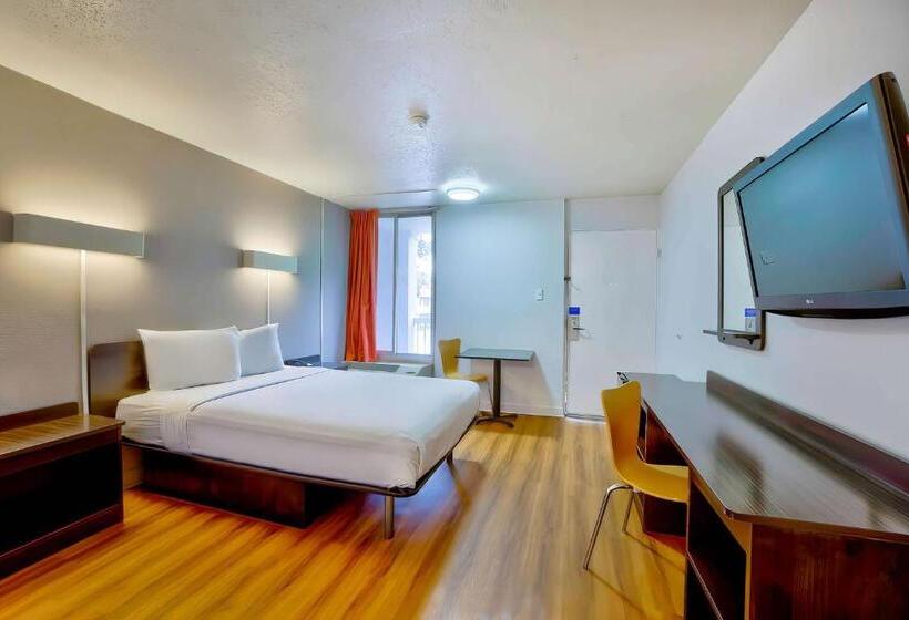 חדר סטנדרט מותאם לאדם עם מוגבלויות, Motel 6gainesville, Fl