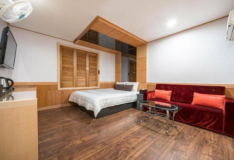 Номер Deluxe, Sasang J