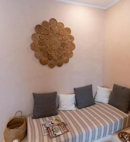 스탠다드 스튜디오, Morf Suites