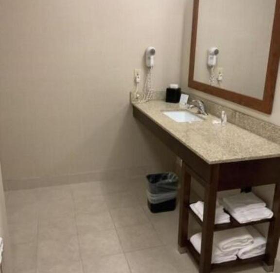 Номер Стандарт, Comfort Inn & Suites West Chester   North Cincinnati