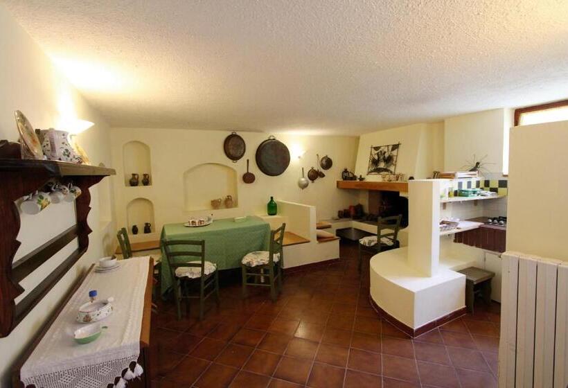 2 Bedroom Apartment Garden View, Villa Carol Appartamento E B&b