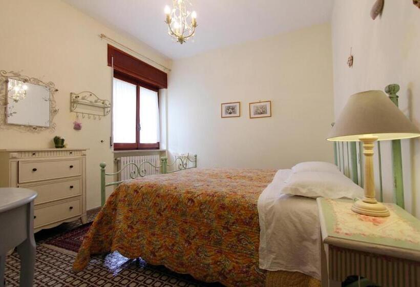 2 Bedroom Apartment Garden View, Villa Carol Appartamento E B&b