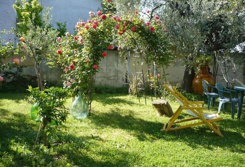 Стандартный внешний трехместный номер с ванной комнатой, Villa Carol Appartamento E B&b