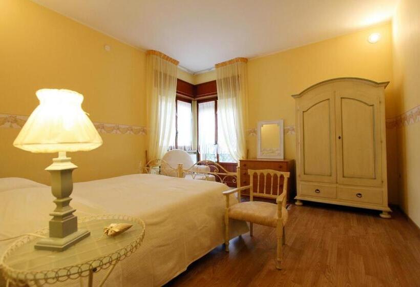 Стандартный внешний трехместный номер с ванной комнатой, Villa Carol Appartamento E B&b