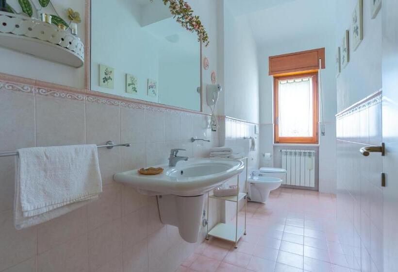 Стандартный внешний трехместный номер с ванной комнатой, Villa Carol Appartamento E B&b