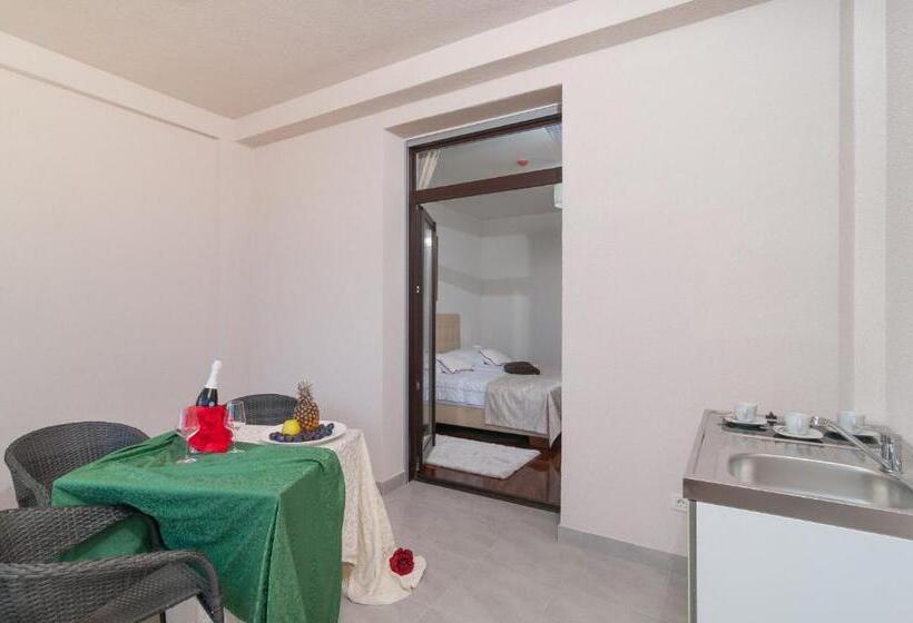 غرفة ديلوكس مزودة بشرفة, Luxury Rooms Near The Beach1