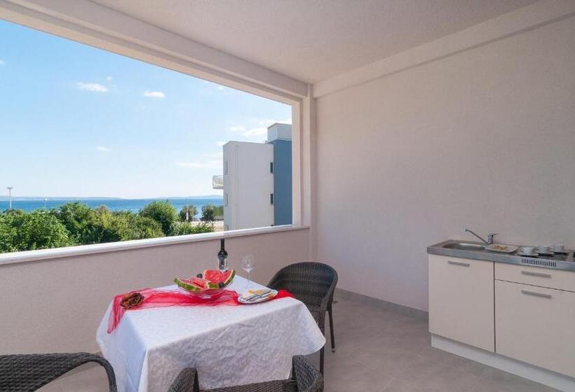 غرفة ديلوكس مزودة بشرفة, Luxury Rooms Near The Beach1