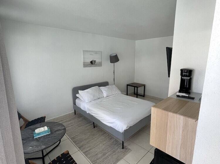 디럭스 룸, Motel Lauderdale Inn