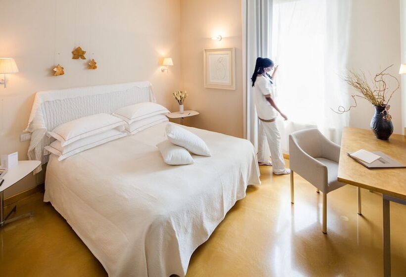Полулюкс, Cosmo Hotel Palace