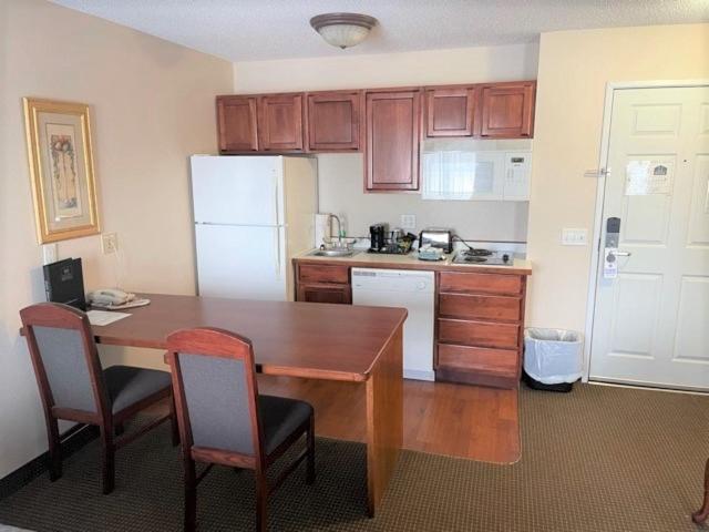Люкс 2 Спальни, River Hills Hotel  Mankato