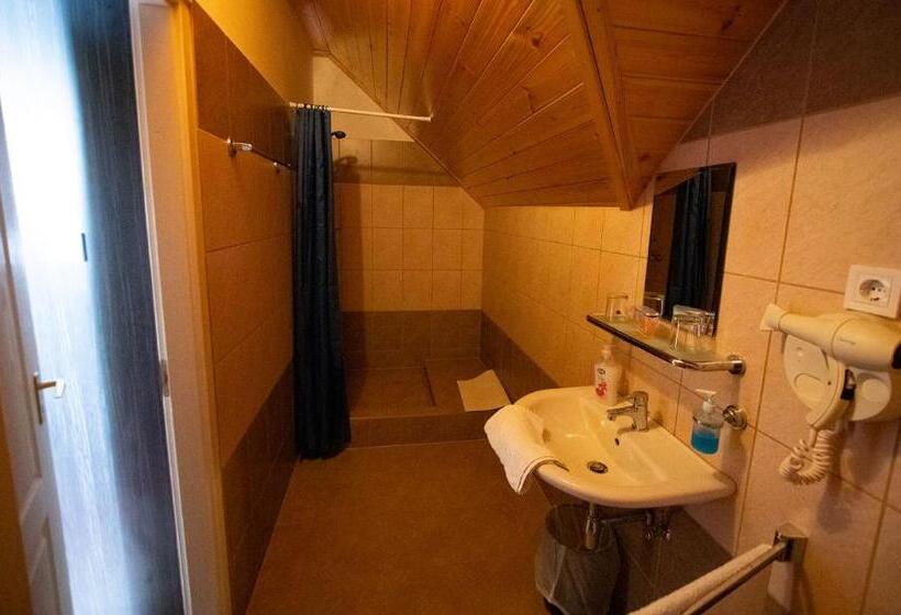 Номер Стандарт Трехместный, Kamarás Ring House